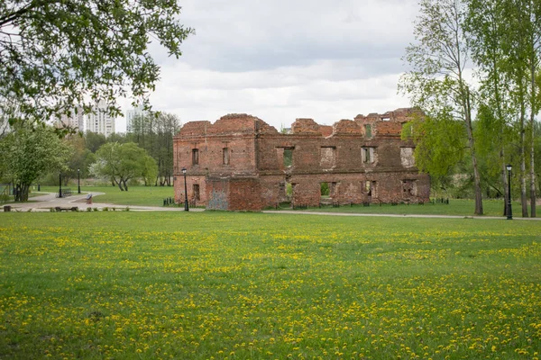 Tuğla kaplı pencereli eski tuğla duvar.