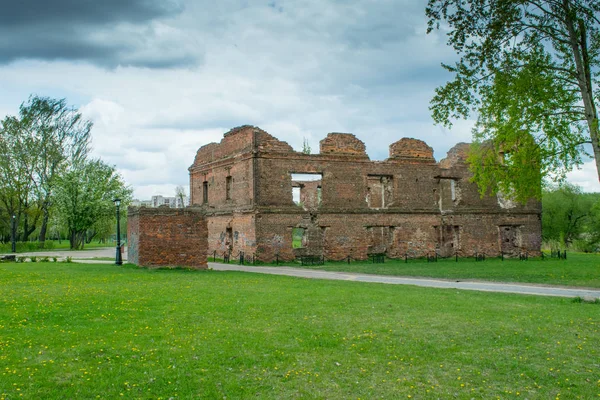 Tuğla kaplı pencereli eski tuğla duvar.