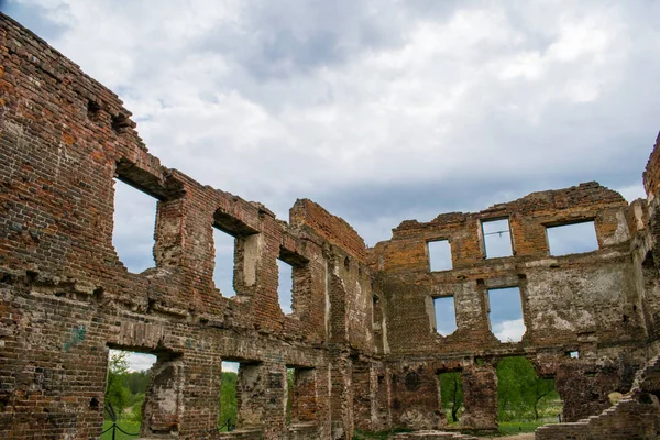 Tuğla kaplı pencereli eski tuğla duvar.