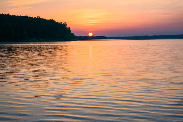 Napfelkeltét a nyári tó az erdőben — Stock Fotó