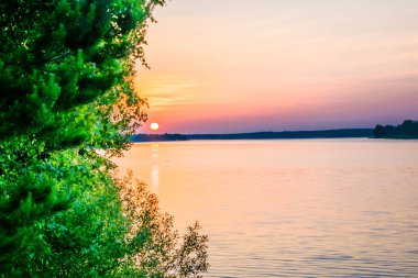 Ormanlık bir alanda bir yaz gölet gündoğumu günbatımı