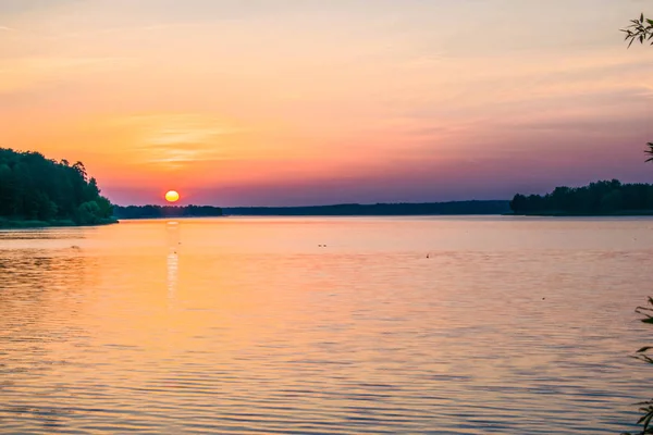Napfelkeltét a nyári tó egy erdős területen — Stock Fotó