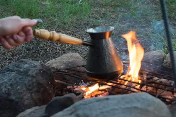 Kaffet tillagas tidigt på morgonen på elden — Stockfoto