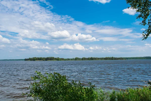 Nuages ciel bleu pêche tôt le matin — Photo