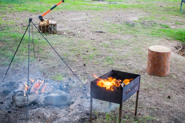 Σχάρα φωτοβολίδες για μαγείρεμα μπάρμπεκιου στη φύση — Φωτογραφία Αρχείου