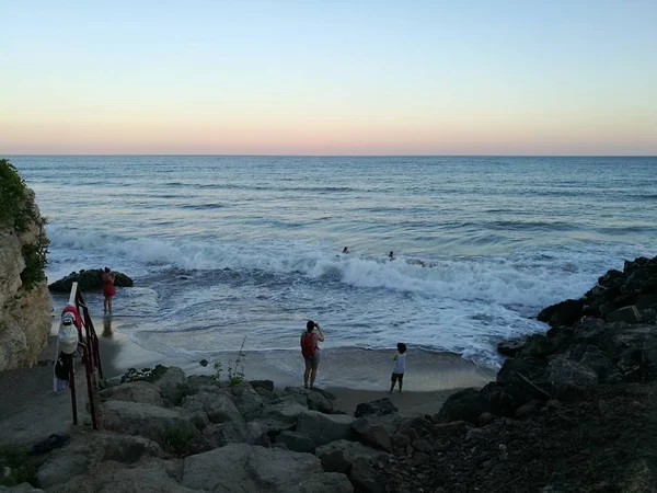 Playa Belleza Naturaleza Cielo Despejado Grupo Personas Horizonte Sobre Agua —  Fotos de Stock