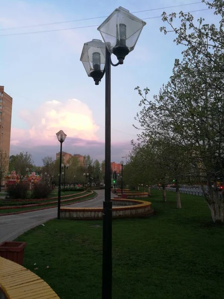 建築外装市雲空日歩道草グリーン色の芝生光照明器具自然 — ストック写真
