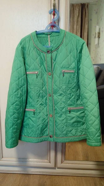 Sanat ve el sanatları yakın çekim giyim Mont moda dokulu yeşil renk asılı insan gösterimi kapalı