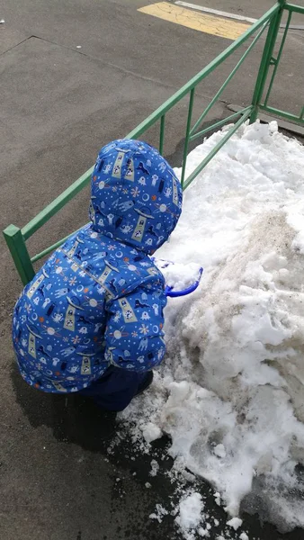 Blu Bambino Infanzia Freddo Temperatura Giorno Alto Angolo Vista Movimento — Foto Stock