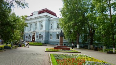 Mimari ağaç bitki dış doğa gün büyüme patika arızi insanlar çiçekli yeşil bina yapı inşa