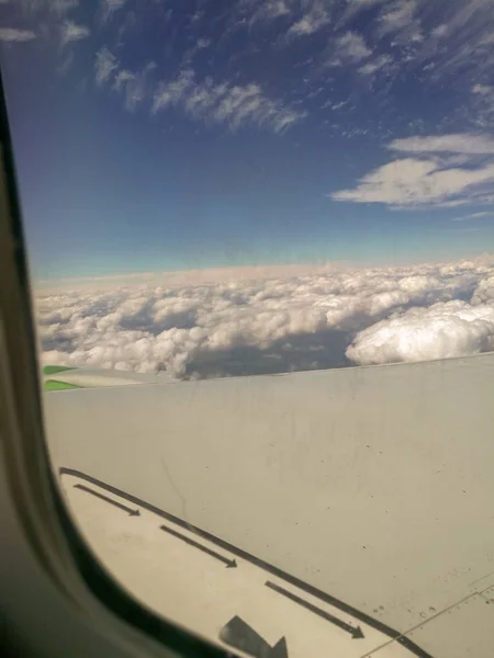 云天航空车飞机内部运输方式飞行玻璃材料窗口透明旅行半空中 — 图库照片