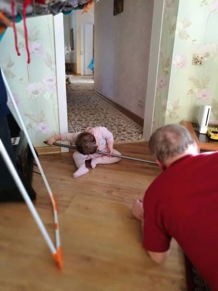 Binnenshuis Echte Mensen Senior Volwassen Mannen Mannen Kind Achter Weergave — Stockfoto