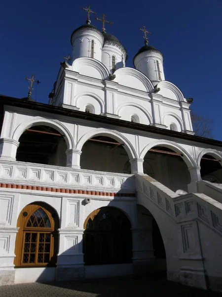 Architektura Budynek Zewnętrzny Zbudowany Struktury Arch Niebo Niski Kąt Widzenia — Zdjęcie stockowe