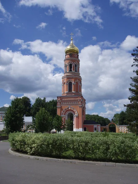 Здание Внешняя Архитектура Построена Структура Низким Углом Зрения Людей Небо — стоковое фото