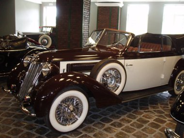 ulaşım kara taşıtı modu yok insanlar retro mimarisi gün şehir sabit inşa yapısı araba vintage tarz.