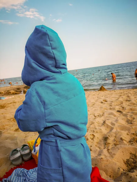 plaj suyu Land gökyüzü gerçek insanlar deniz bir kişi eğlence etkinliği kum Doğa yaşam tarzları başlık giyim tesadüfi Arka