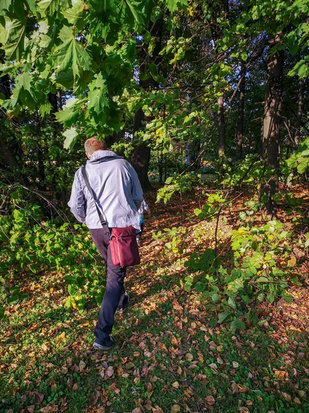 Una Persona Vista Trasera Planta Personas Reales Longitud Completa Actividad —  Fotos de Stock