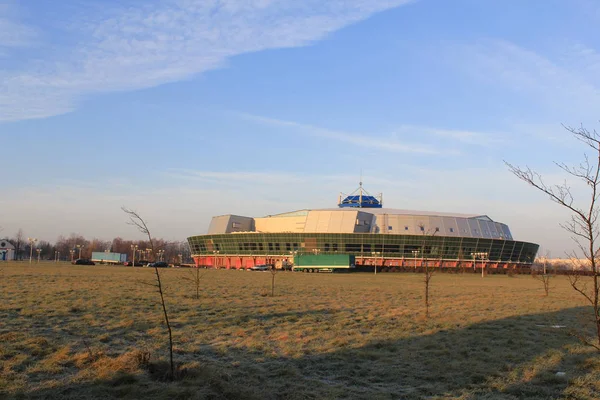 Mavi gökyüzü arka plan üzerinde çıplak ağaçlar ile sarı sonbahar zemin üzerinde yuvarlak bina