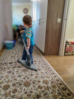 Küçük çocuk koridorda vakumlama