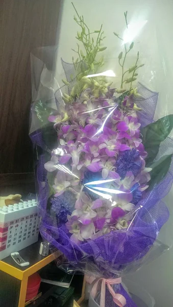 Bir buket çiçek Lila tonlarında film ayakta masaya altında