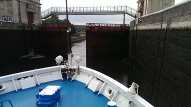 Bent kapıları açılışında gemi Pruvadan görünümü Nehri üzerinde