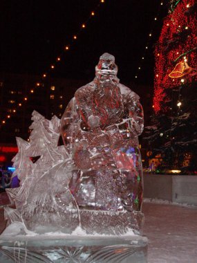 Gece fotoğraf şeffaf buz heykel Santa Claus altında