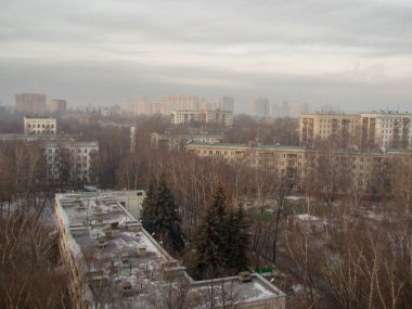 Ufuk ötesine gidiyor farklı yükseklikte evleri ile şehir manzarası yükseklikten görüntülemek