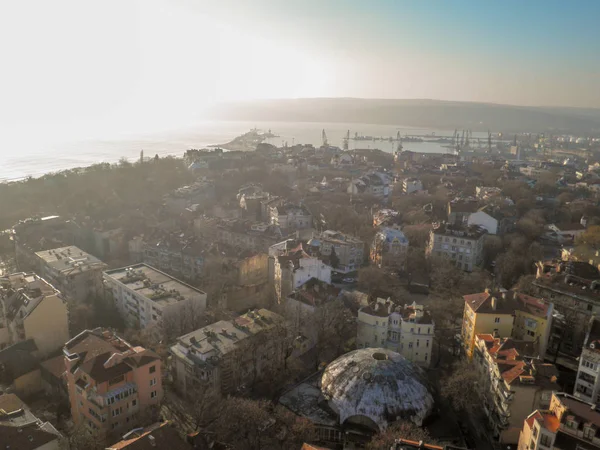Şehir, ufuk ve deniz Bay dağlardaki yükseklikten bağlantı noktası Vinçler ile göster