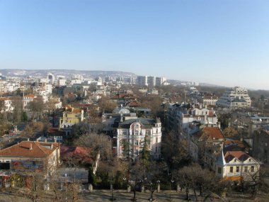 Küçük renkli evleri ile şehrin tarihi bölümünün yüksekliğini üzerinden görüntülemek, mavi gökyüzü ve düşük dağlar denize karşı bahar ağaçlar çıplak