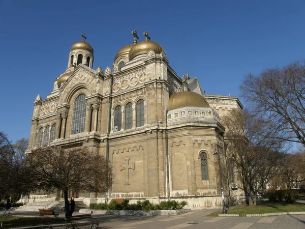 Kamenný Kostel Golden Domes Proti Modré Obloze Holé Stromy — Stock fotografie