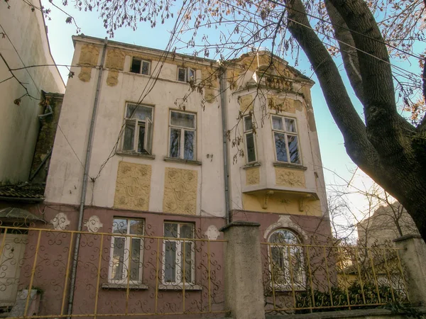 Eine Alte Dreistöckige Villa Verschiedenen Farben Mit Steinstuck Hinter Einem — Stockfoto