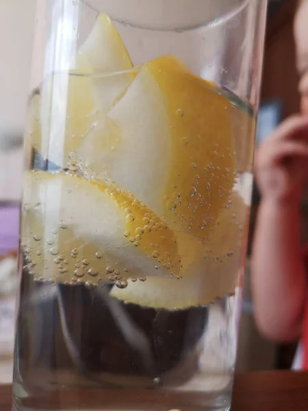 Primer Plano Rodajas Limón Con Burbujas Gas Vaso Agua — Foto de Stock