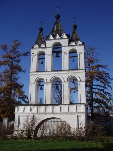 Białe Otwarte Dzwonnica Sześciu Dzwony Drewniane Dachy Przeciw Błękitne Niebo — Zdjęcie stockowe