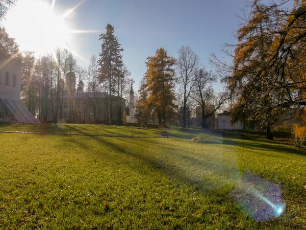 Gramado Verde Árvores Amarelas Frente Conjunto Igreja Outro Lado Brilho — Fotografia de Stock