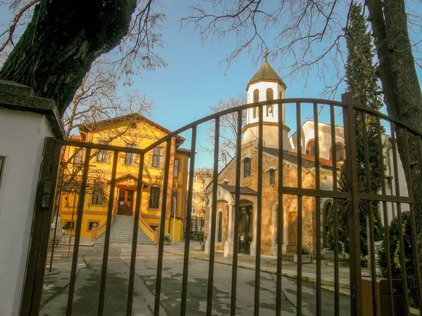 Conjunto Iglesia Detrás Una Valla Celosía Metálica Que Consta Edificio — Foto de Stock