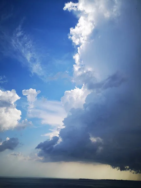 Büyük Cumulonimbus Yağmur Bulutları Denizin Üzerinde Mavi Gökyüzü Gri Beyaz — Stok fotoğraf