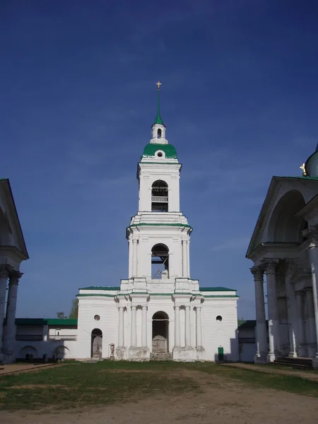 Белая Колокольня Зеленой Крышей Против Голубого Неба — стоковое фото