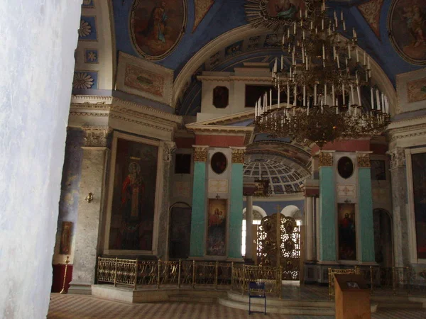 Interior Catedral Está Decorado Com Colunas Pintadas Grande Lustre Com — Fotografia de Stock