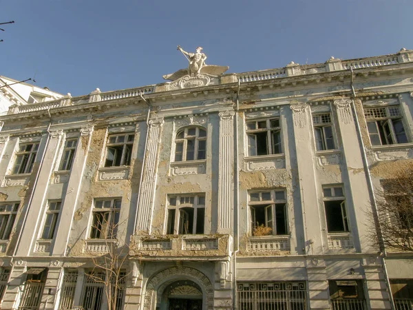 Antigo Edifício Ruínas Com Janelas Abertas Árvores Brotadas Das Paredes — Fotografia de Stock