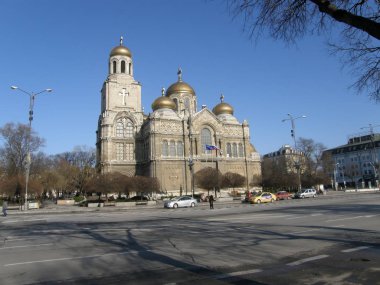 Yolun karşı tarafında mavi gökyüzü ve çıplak ağaçlar karşı altın kubbeler ile eski bir taş kilise