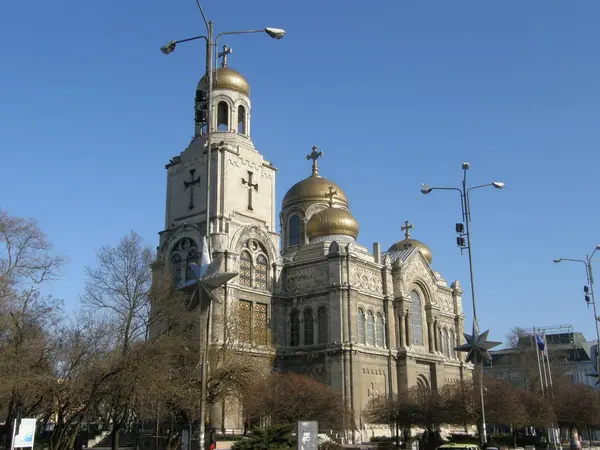 Древняя Каменная Церковь Золотыми Куполами Витражами Колокольне Против Голубого Неба — стоковое фото