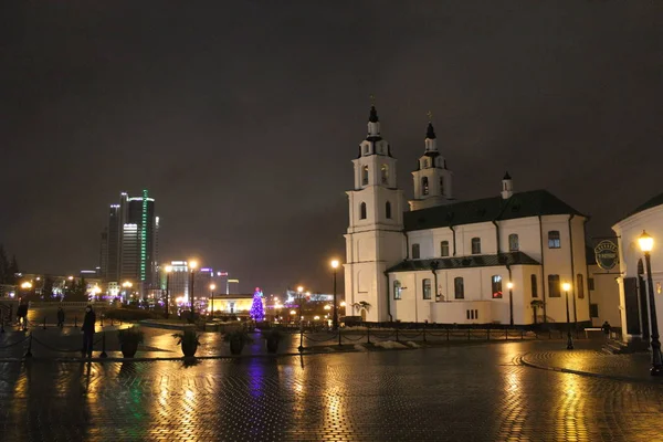 Pedra Catedral Branca Noite Fundo Luzes Coloridas Brilhantes Cidade Luzes — Fotografia de Stock
