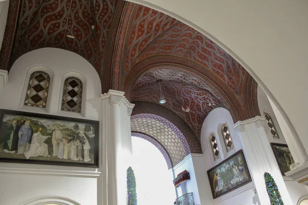 Målad Ett Geometriskt Rött Mönster Tak Katedralen Med Vita Väggar — Stockfoto