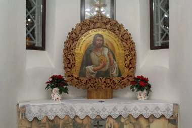 Simge üç Windows ile bir niş içinde bir çiçek deseni ayakta ahşap bir çerçevede çerçeveli