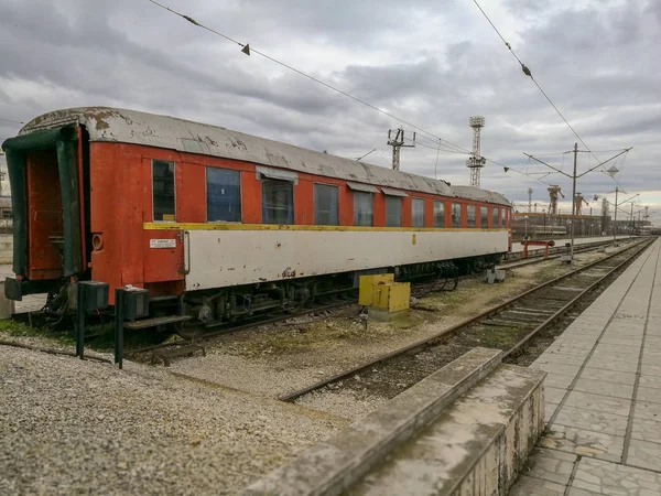 Παλιό Σκουριασμένο Κόκκινο Αυτοκίνητο Στέκεται Στο Περιθώριο Ενάντια Στον Γκρίζο — Φωτογραφία Αρχείου