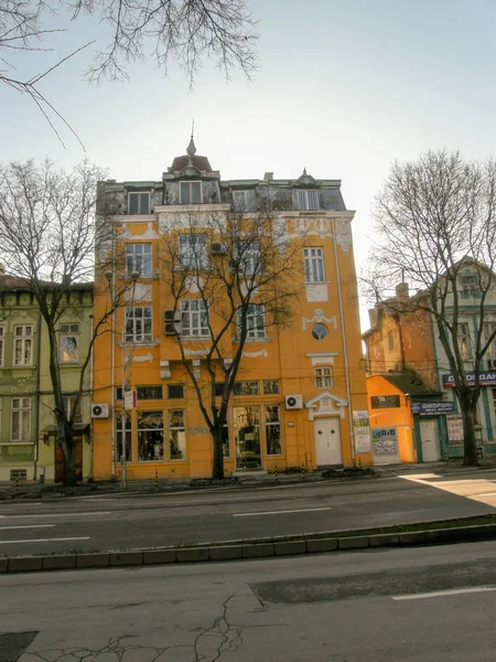 Παλιά Χρωματισμένο Πέτρινα Σπίτια Στην Απέναντι Πλευρά Του Δρόμου — Φωτογραφία Αρχείου