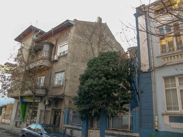 Calle Ciudad Europea Con Casas Piedra Tres Pisos Árbol Verde —  Fotos de Stock