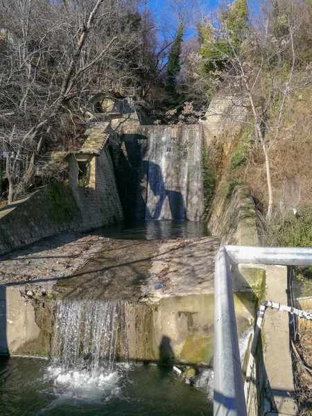 Cachoeira Artificial Parque Cidade Estação Tratamento Esgoto Colapso Com Fluxo — Fotografia de Stock