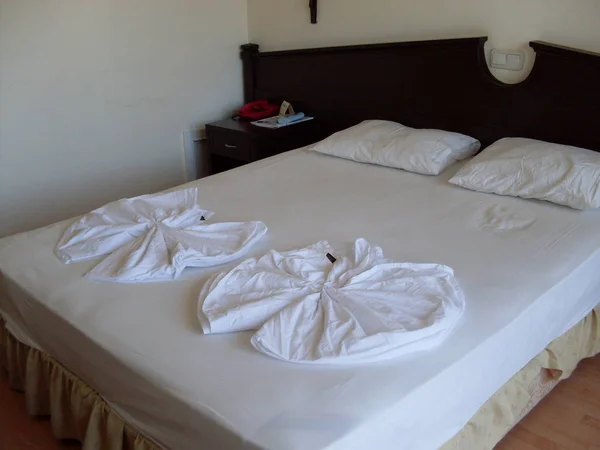 Полотенца Сложены Виде Лебедей Большой Двуспальной Кровати Номере Отеля — стоковое фото