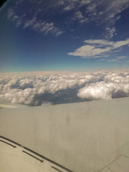 Beyaz Kabarık Bulutlar Halı Uçak Kanadı Arka Planda Onları Mavi — Stok fotoğraf